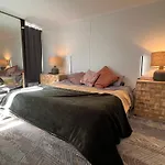Room With Private Bathroom At Manly Central Waterview Apartment