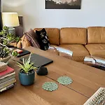 Room With Private Bathroom At Manly Central Waterview Apartment