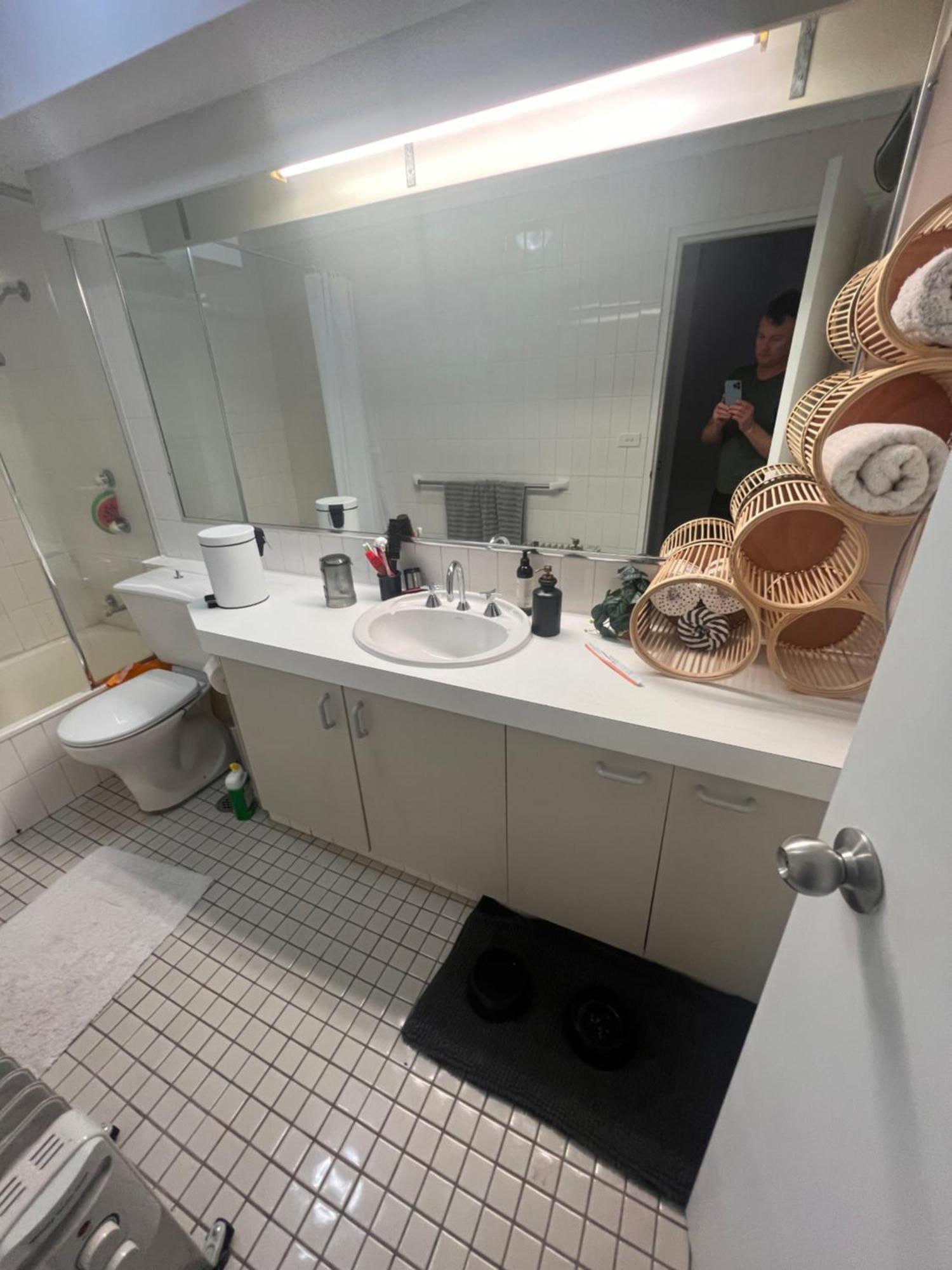 Bed & Breakfast Room With Private Bathroom At Manly Central Waterview Apartment
